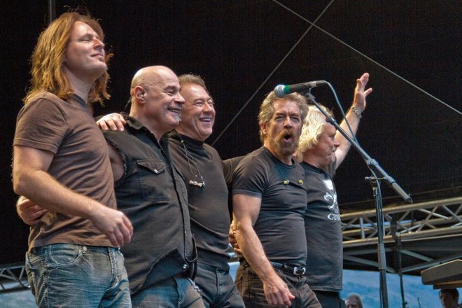 Stu Cook (terceiro, a partir da esquerda) e Doug Clifford (segundo, a partir da direita): banda formada por remanescentes do Creedence Clearwater Revival inicia turnê brasileira em Curitiba | Divulgação