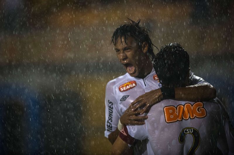 Debaixo de muita chuva, o Santos bateu o Juan Aurich do Peru | Yasuyoshi Chiba / AFP