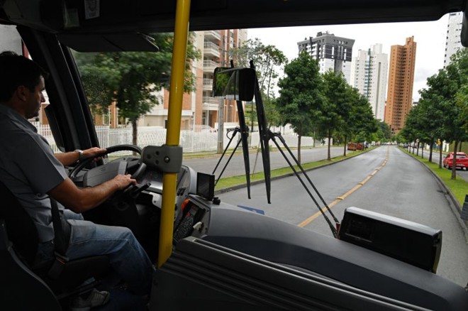 O motorista Joff aprecia a arborização do Mossunguê e da região da rodoferroviária |