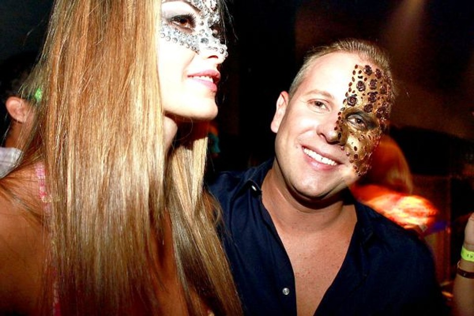 O aniversariante Joselito Zoreck curtiu sua Festa das Máscaras com a noiva: Fernanda Luchiari, dia 3 de março, no Zouk, que teve animação de DJs e apresentação-surpresa da Escola de Samba Acadêmicos da Realeza, campeã do carnaval 2012 | Marcel Blasi