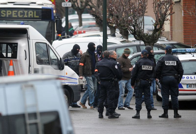 Equipes da polícia cercaram o local onde vive o suspeito | AFP PHOTO/REMY GABALDA