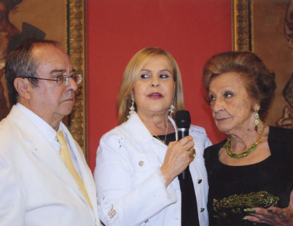 No lançamento de Liamir Mulher Araucária, no Palácio 29 de Março, que atraiu uma multidão de amigos da fascinante musa e homenageada da obra, a apresentadora Maria Pia a entrevista, tendo ao lado o autor do livro, o poeta e escritor Paulo Walbach Prestes. Na vida cultural da cidade, raros eventos do gênero contaram com público tão numeroso, reunindo personalidades de todas as áreas da vida paranaense, o que evidencia o tanto que ela é admirada | Divulgação