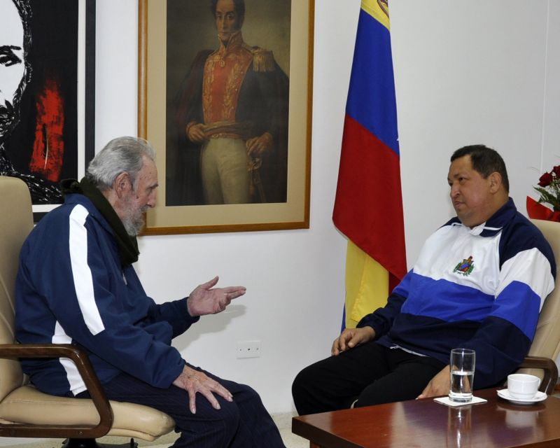 Chávez conversa com Castro depois da cirurgia | REUTERS/Miraflores Palace/Handout