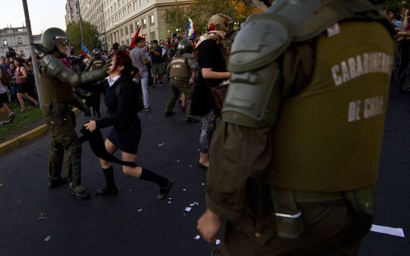 Ativistas entram em conflito com a polícia, durante manifestação pelo Dia Internacional da Mulher no Chile | AFP PHOTO/MARTIN BERNETTI