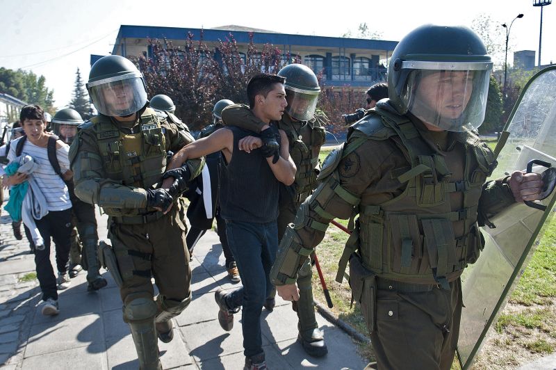 O confronto se prolongou por mais de duas horas e a polícia deteve 56 pessoas | AFP PHOTO/Claudio Santana
