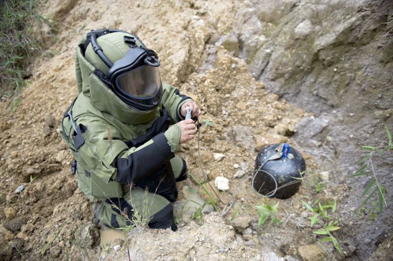 Soldado prepara destruição de explosivo apreendido com membros das Farc | Luis Robayo/AFP