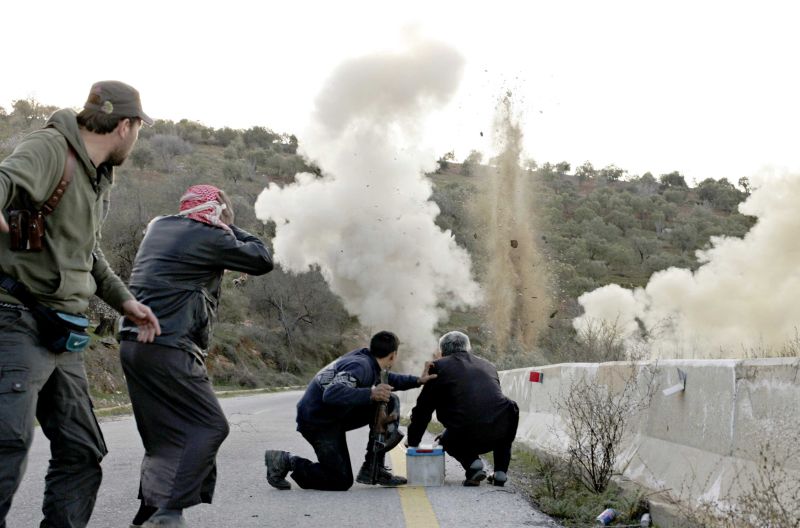 Combatentes rebeldes detonam bomba para bloquear estrada na região de Idlib, dominada pela oposição | Frederic Lafargue/AFP