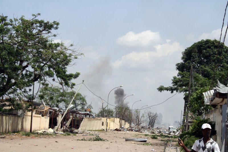 Vista do quartel militar em Mpila, onde uma série de explosões em um depósito de munições ocorreu em Brazzaville | AFP PHOTO / GUY-GERVAIS KITINA