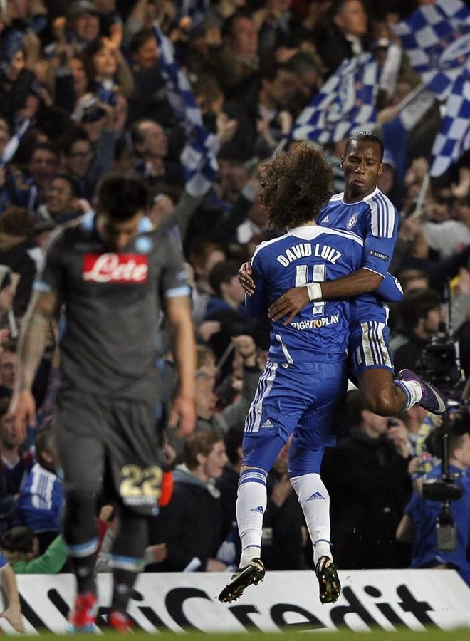 Drogba comemora gol com o zagueiro brasileiro David Luiz na vitória contra o Napoli | EFE