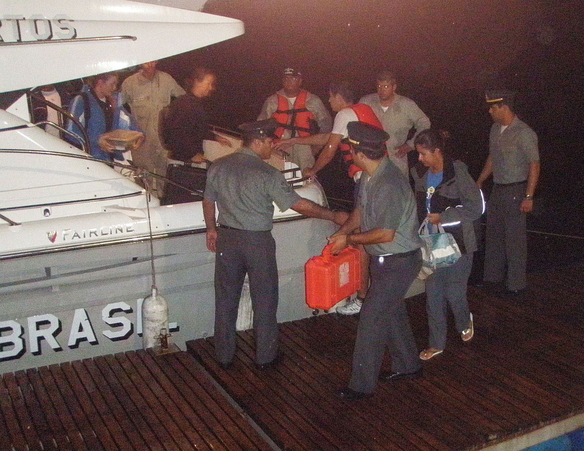 Depois de cerca de 11 horas á deriva, pesquisadores do CEM chegaram a Paranaguá as 2h30 desta terça-feira | Capitania dos Portos do Paraná / Divulgação