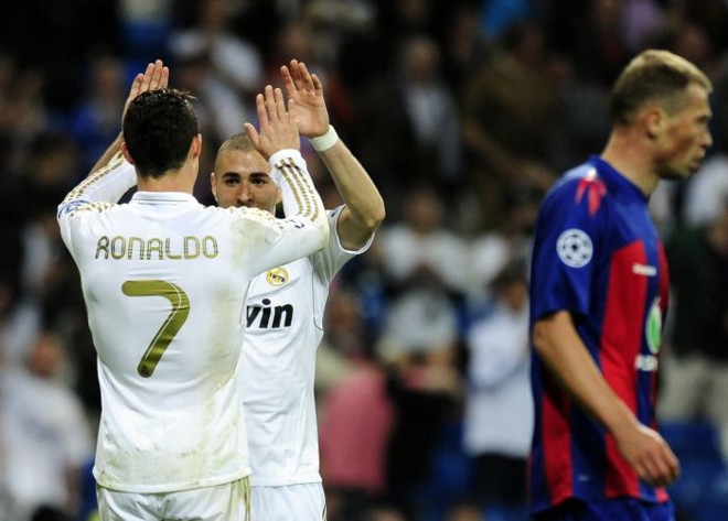 Cristiano Ronaldo comemora com Benzema o primeiro de seus dois gols contra o CSKA | AFP