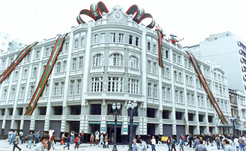 Antiga sede do Bamerindus, no Palácio Avenida, em Curitiba: venda do que restou do banco pode render até R$ 2 bilhões | Denis Ferreira Neto/Tribuna do Paraná