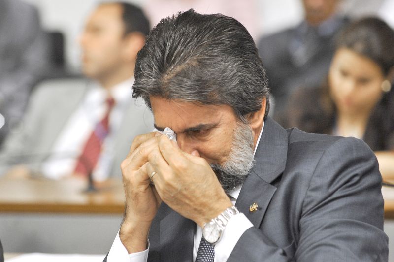 Senador Valdir Raupp, presidente nacional do PMDB, enxuga as lágrimas ao comentar sobre acidentes em estrada de Rondônia: críticas emotivas ao Ministério dos Transportes, pasta cobiçada pelos peemedebistas | José Cruz/Ag. Senado