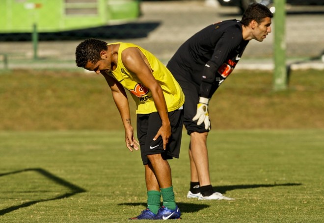 Meia Rafinha sentiu desconforto no treino de quinta-feira. |