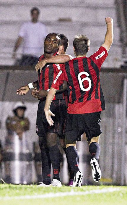 O equatoriano Guerrón, que acabara de ser vaiado ao entrar em campo, marca o 4º gol e não comemora | Jonathan Campos/ Gazeta do Povo