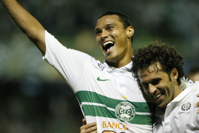 Emerson comemora o último gol coxa diante do Paranavaí: apoio da torcida foi essencial | Antonio Costa / Gazeta do Povo