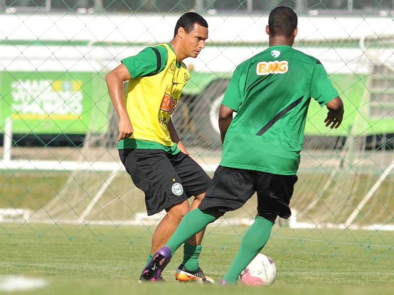 Emerson, de amarelo, diz que cobrança da torcida está acima do normal | Marcelo Andrade / Agência de Notícias Gazeta do Povo