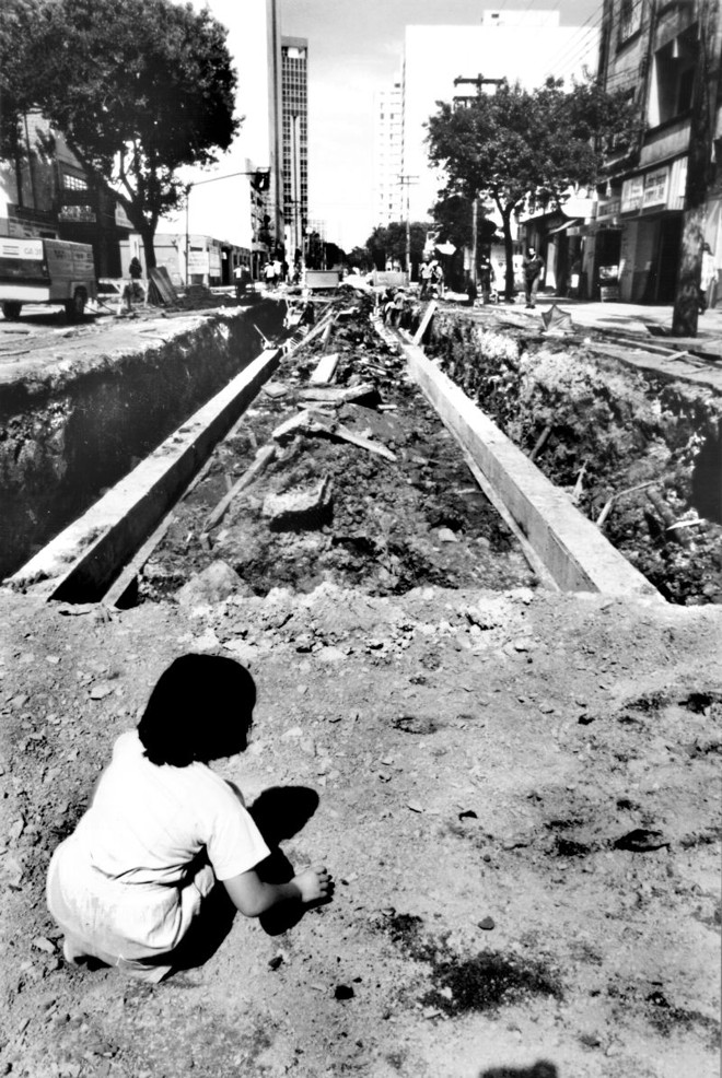 Obras feitas na Avenida Vicente Machado, na gestão de Rafael Greca, na tentativa de conter as enchentes do Rio do Ivo | 