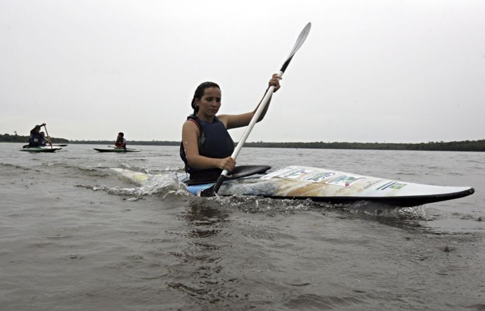 Para participar das aulas de canoagem do programa "Meninos do lago", em Foz do Iguaçu, é preciso tirar boas notas na escola | Christian Rizzi/ Gazeta do Povo