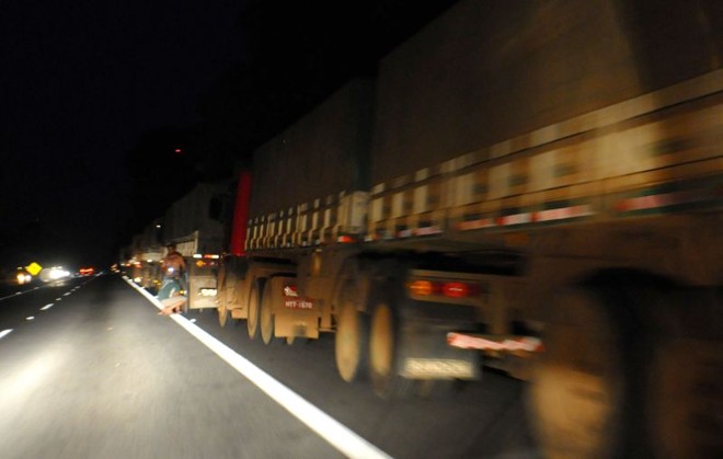 Além do movimento maior, falta de agendamento provocou atrasos no descarregamento dos caminhões, segundo a Appa | Daniel Castellano/ Gazeta do Povo