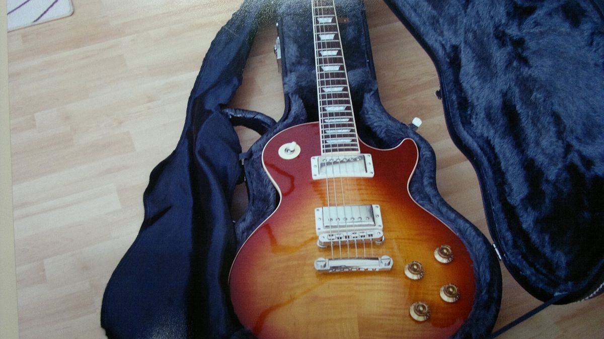A guitarra elétrica Gibson Les Paul, avaliada em R$ 7 mil, foi recuperada pelo próprio dono nesta semana em Curitiba | Delegacia de Furtos e Roubos (DFR) / Divulgação