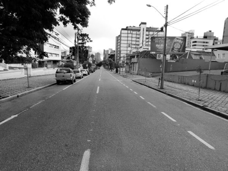 Avenida Vicente Machado, em foto feita no dia 1º de janeiro de 2012. O asfalto, ainda perfeito, foi eliminado e trocado por novo no correr de fevereiro passado | CD/Arquivo
