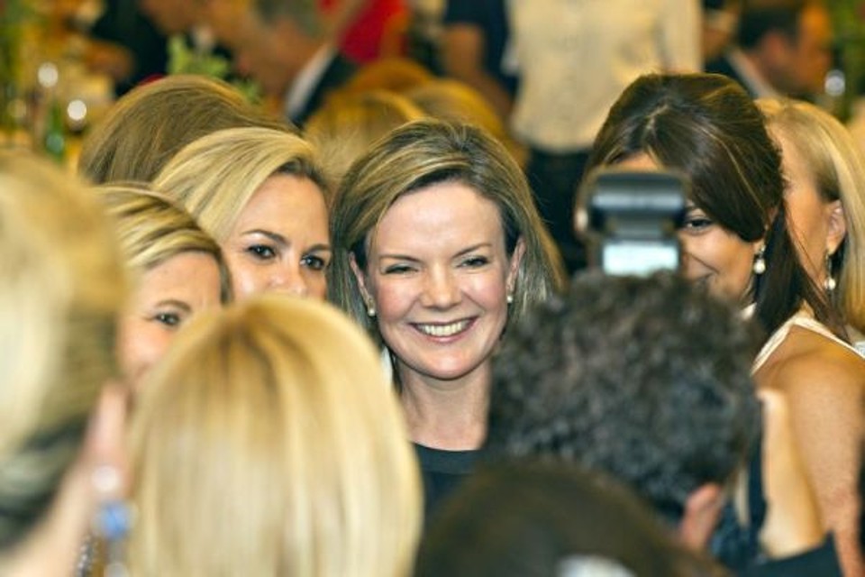 Mais de 800 pessoas participaram ontem, no restaurante Madalosso, da festa de entrega do troféu Mulher Simplesmente Mulher 2012 para a ministra Gleisi Hoffmann, chefe da Casa Civil da Presidência  na foto, cercada de admiradoras. A homenagem foi iniciativa do Conselho da Mulher Executiva da Associação Comercial do Paraná (ACP). Ao agradecer, Gleisi repartiu a homenagem com todas as mulheres do Paraná, chamando-as a continuar lutando pelos direitos femininos | Diego Pisante
