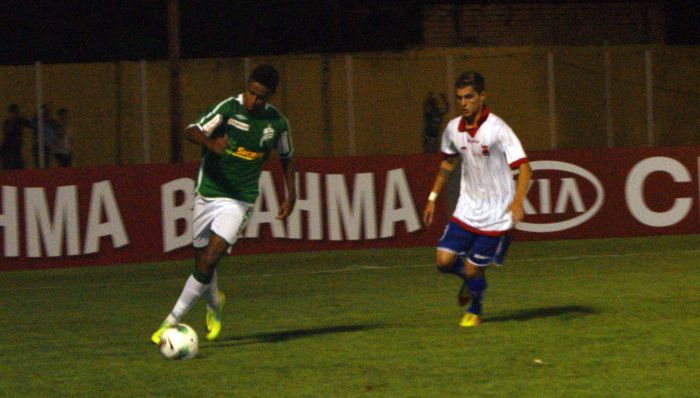 Lateral direito Paulo Henrique na marcação do time do Luverdense | Celso Neris / Futurapress