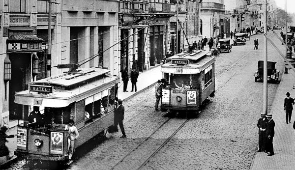 BondesNivelle, fabricados na Bélgica, foram os primeiros elétricos de Curitiba. Foto da Rua XV de Novembro, em 1925 | Arquivo CD