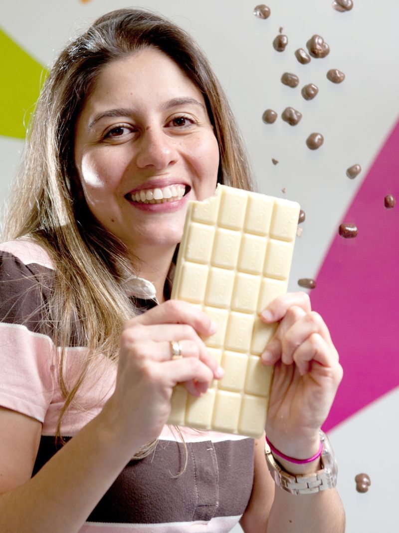 A química Daniela Silva organiza os testes para avaliação das combinações de chocolates | Marcelo Andrade / Gazeta do Povo