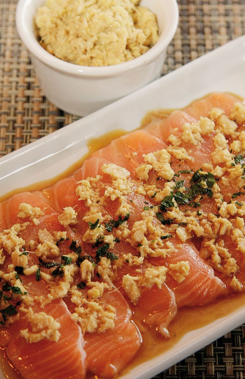Tiraditos de salmão, com molho à base de gengibre. Preparação do chef Raul Carrasquillo, do Arragui Bistrô Bar | Hugo Harada / Gazeta do Povo
