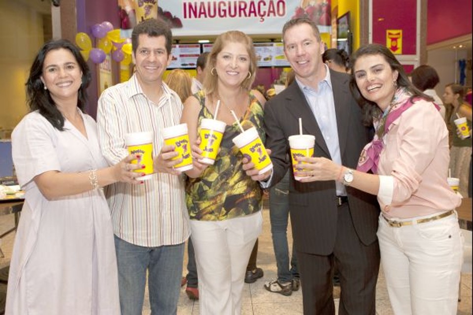 O canadense Dale Wishewan (de paletó), presidente & CEO da Booster Juice, brinda com o franqueado Fulton Nogueira, as executivas de marketing do Shopping Mueller, Patrícia Gonçalves (à esq.) e Adriana Cardoso (de rosa), e a gerente comercial do shopping, Leila Martins, na abertura da primeira loja da rede de smoothies e sucos canadense no Brasil. A inauguração foi na quinta-feira na praça de alimentação | Daniel  Tortora
