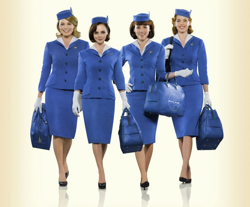 A partir da esquerda, as atrizes Margot Robbie, Christina Ricci, Karine Vanasse e Kelli Garner formam o time de aeromoças em do seriado Pan Am | Divulgação