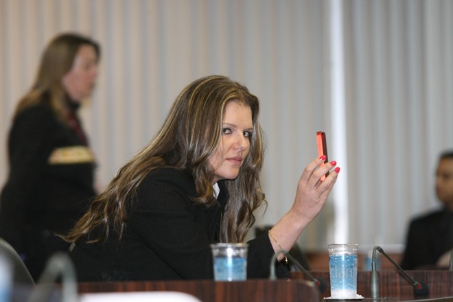 A jornalista Claudia Queiroz Guedes, mulher de Derosso, aguarda o início de seu depoimento na Câmara, no dia 14 de novembro de 2011 | 