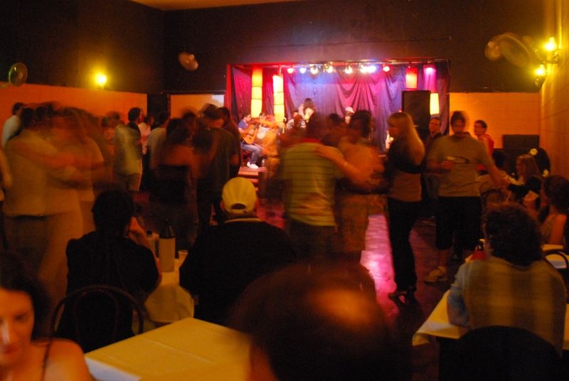 Nos finais de semana, ritmos como samba, maracatu e forró atraem um grande público e auxiliam na renda da sociedade | Igor Castanho