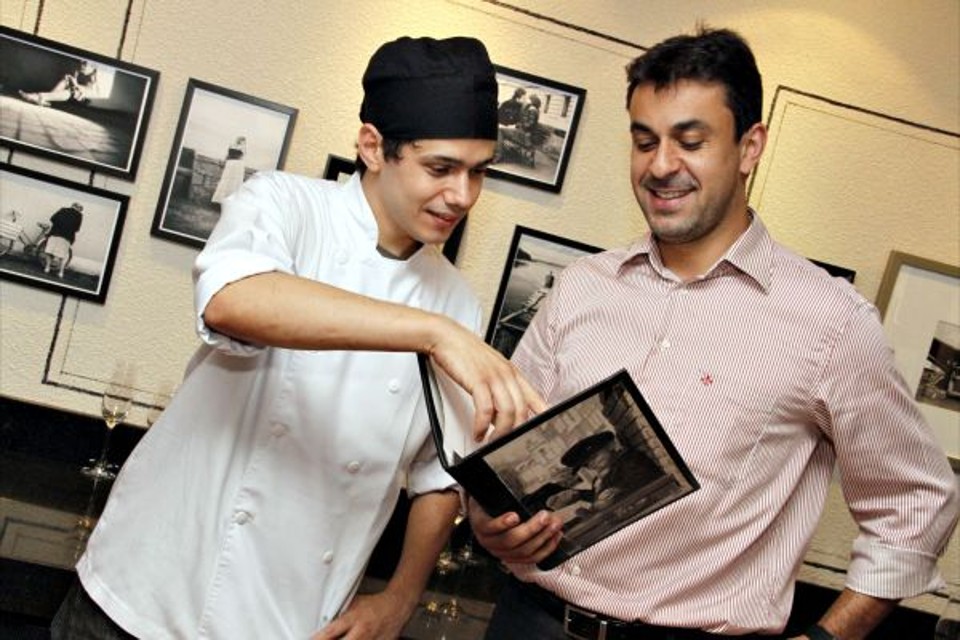 O jovem chef do C La Vie, Lênin Palhano, comemora o lançamento do novo cardápio do restaurante junto com um dos sócios, Raphael Zanette. Eleito Chef Revelação na primeira edição do Prêmio Bom Gourmet, em 2010, quando atuava como subchefe do Terra Madre, o londrinense de 24 anos assumiu a cozinha do C La Vie há oito meses | Moises Chileider