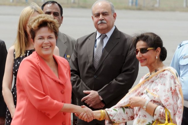 Dilma é recebida na chegada à Nova Délhi |