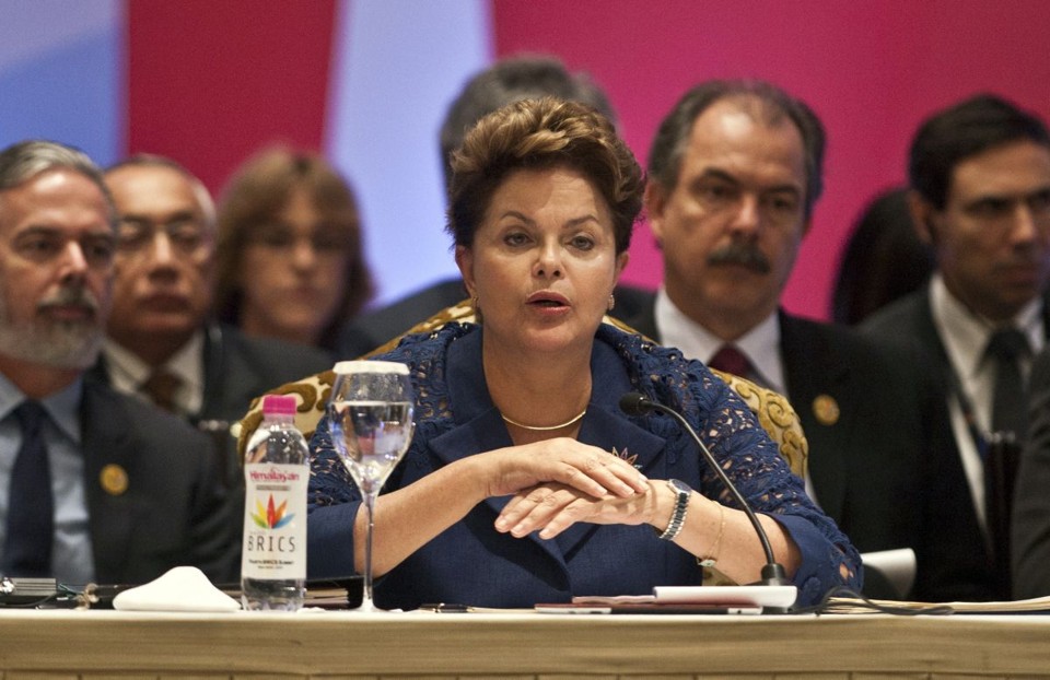 A presidente Dilma Rousseff discursa durante a conferência do grupo de países emergentes Brics, na Índia | AFP PHOTO/ Prakash SINGH