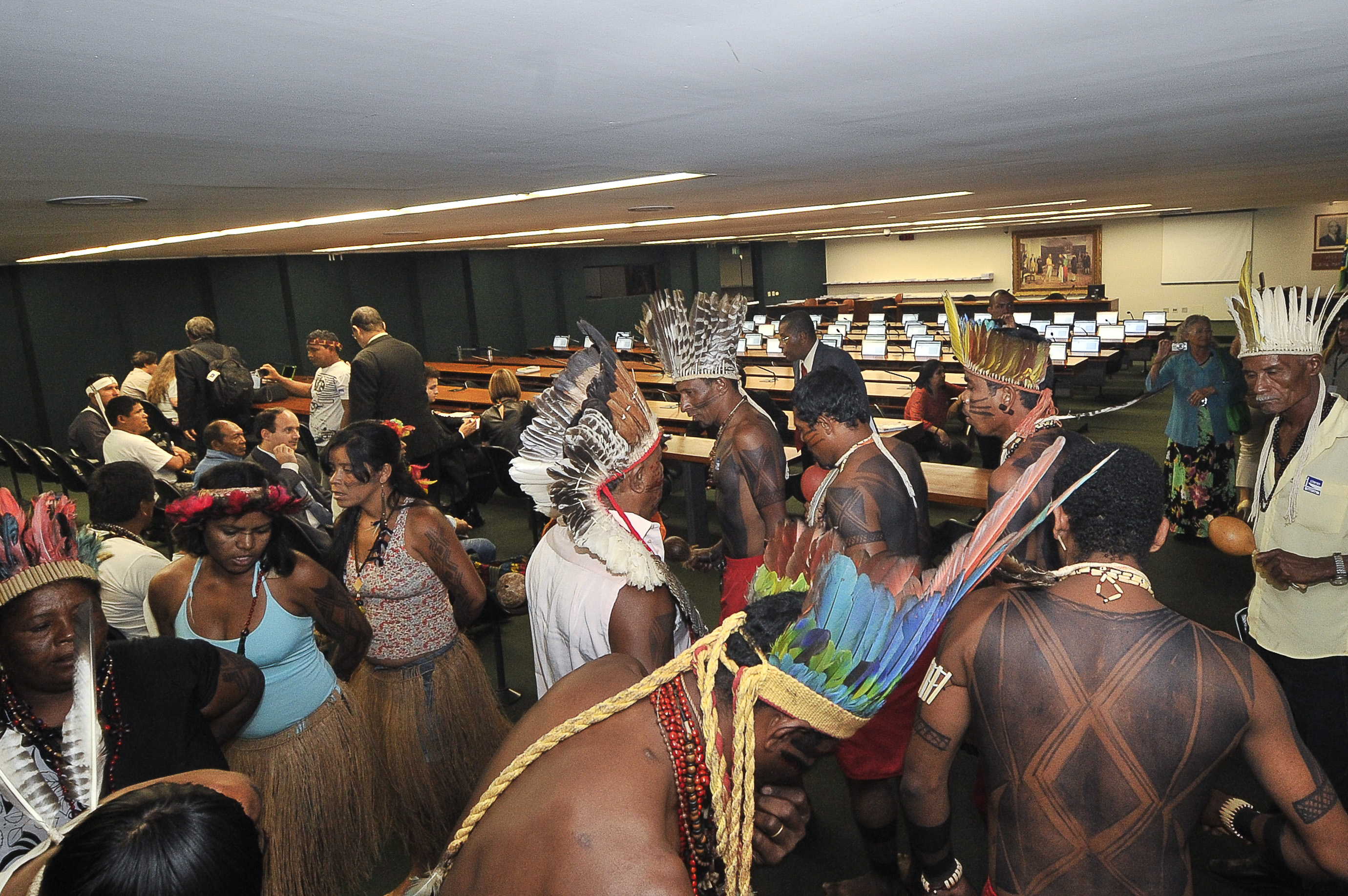 Indígenas protestaram durante reunião da CCJ em que o governo quase foi derrotado por deputados da oposição e da própria base | José Cruz/Agência Brasil