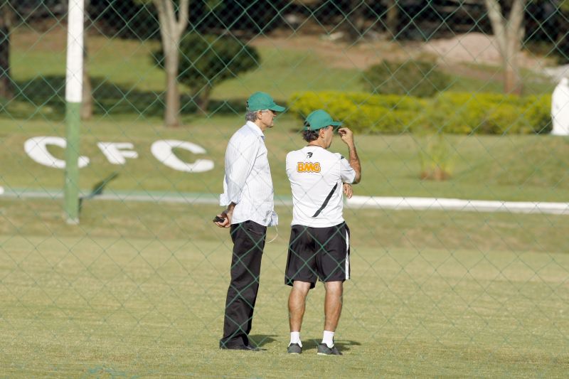 Vilson Ribeiro de Andrade (à esq.) foi ao CT da Graciosa para se reunir com o técnico Marcelo Oliveira e com o elenco: cobranças deram o tom do dia alviverde | Daniel Castellano/ Gazeta do Povo