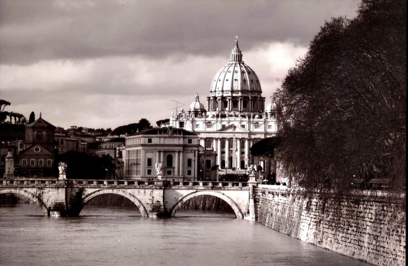 Esta tomada da Basílica de São Pedro, em Roma, revela o talento maiúsculo do fotógrafo francês Adrian Moss. Fotógrafo da National Geographic Stock Images, ele estará em Curitiba em maio com a exposição Ciao Bella Itália e Curitiba no clic de Adrian Moss, que será inaugurada na Deccore Móveis e Objetos. No momento, Moss expõe no Museu Etrusco de Tarquinia (Viterbo Lazio) fotos de habitações e necrópoles da civilização etrusca e pré-etrusca ainda desconhecidas pelo público. A mostra, itinerante, percorrerá várias cidades da Itália |