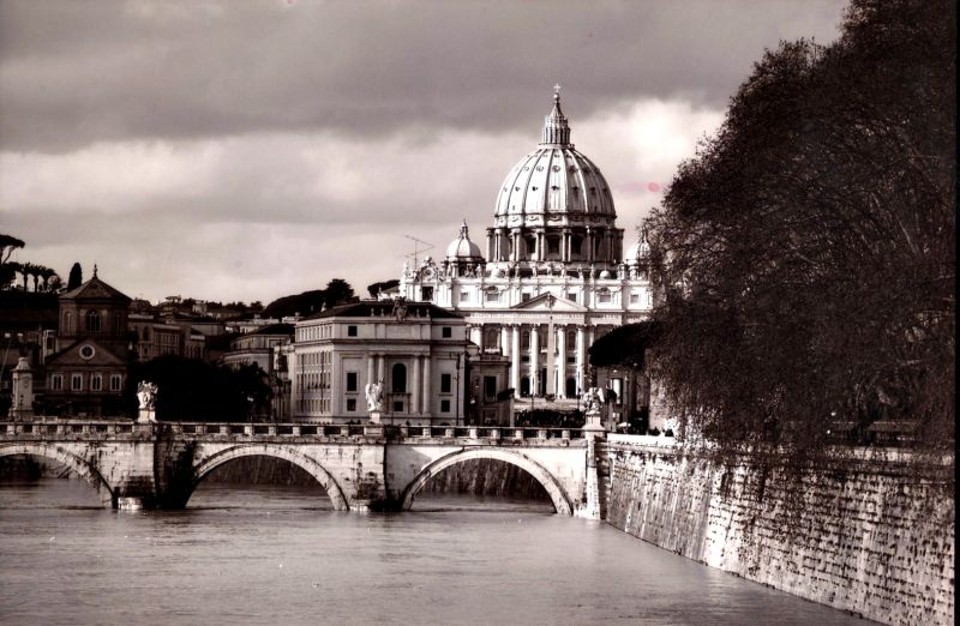 Esta tomada da Basílica de São Pedro, em Roma, revela o talento maiúsculo do fotógrafo francês Adrian Moss. Fotógrafo da National Geographic Stock Images, ele estará em Curitiba em maio com a exposição Ciao Bella Itália e Curitiba no clic de Adrian Moss, que será inaugurada na Deccore Móveis e Objetos. No momento, Moss expõe no Museu Etrusco de Tarquinia (Viterbo Lazio) fotos de habitações e necrópoles da civilização etrusca e pré-etrusca ainda desconhecidas pelo público. A mostra, itinerante, percorrerá várias cidades da Itália |