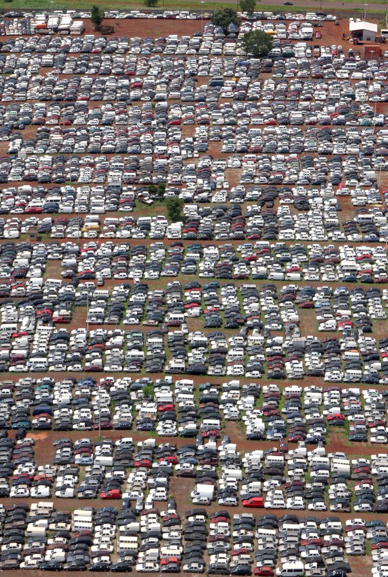 Veículos no pátio da Receita, em Foz, estão se deteriorando | Christian Rizzi/ Gazeta do Povo