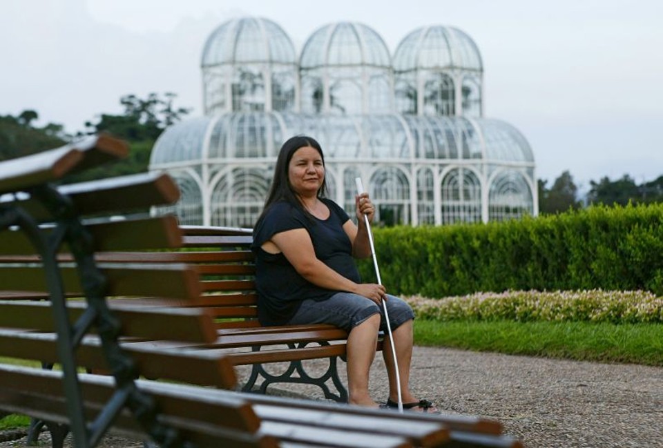 Cega desde os 7 anos, Luzia consegue sentir o que é bom e ruim na cidade | Hugo Harada/ Gazeta do Povo