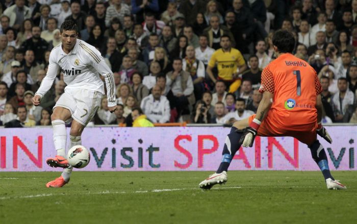 Cristiano Ronaldo toca na saída do goleiro Bravo para balançar a rede em Madri | Juan Medina/Reuters