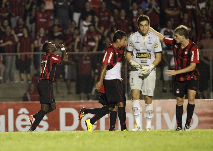 Guérron comemora o quarto gol do Atlético: equatoriano não jogava desde o Atletiba da última rodada do Brasileirão | Jonathan Campos / Gazeta do Povo