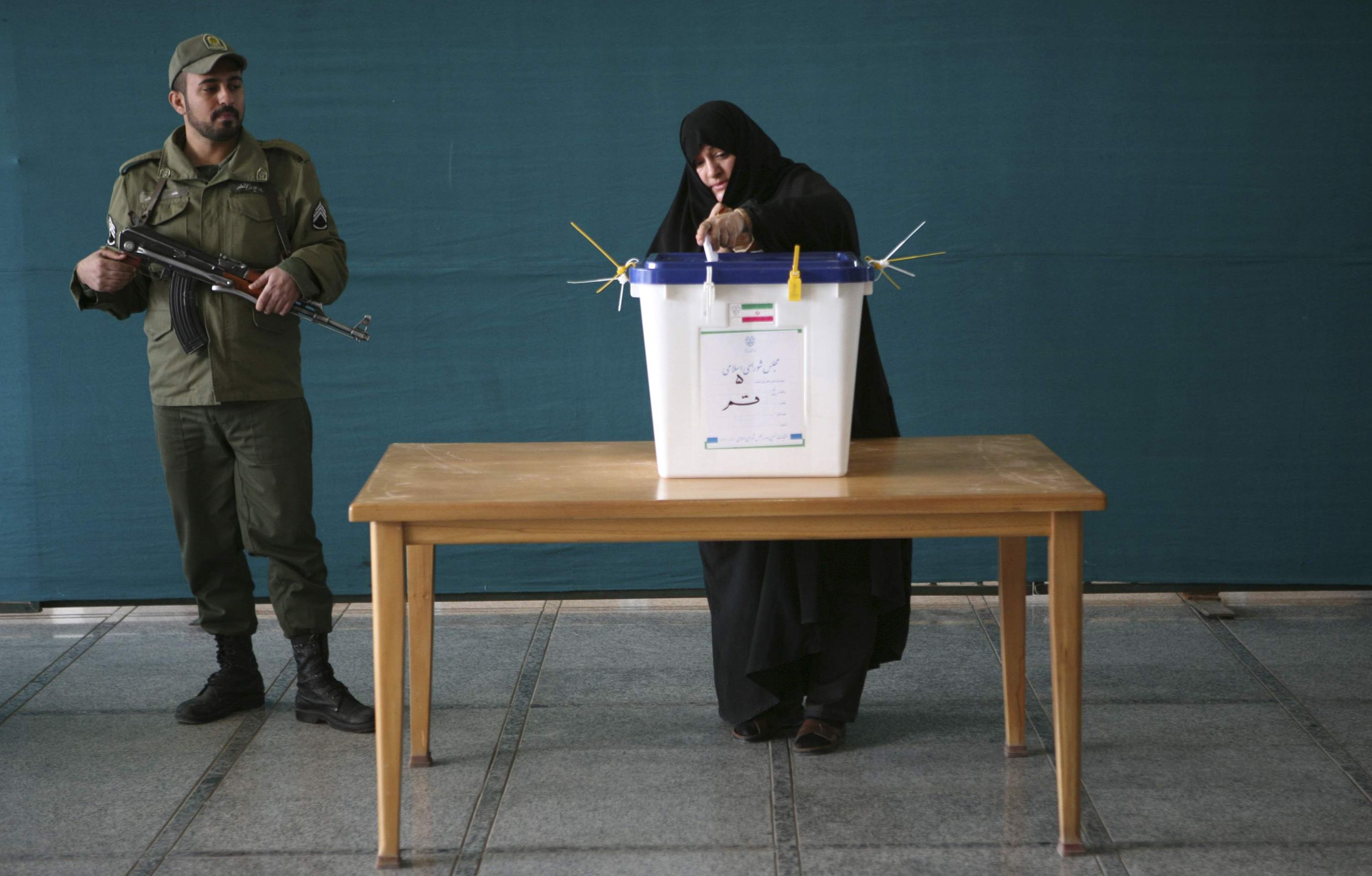 As eleições desta sexta-feira são as primeiras desde as disputadas eleições presidenciais de 2009, quando manifestantes opositores e pró-democracia foram confrontados pelas forças de segurança | REUTERS/Stringer