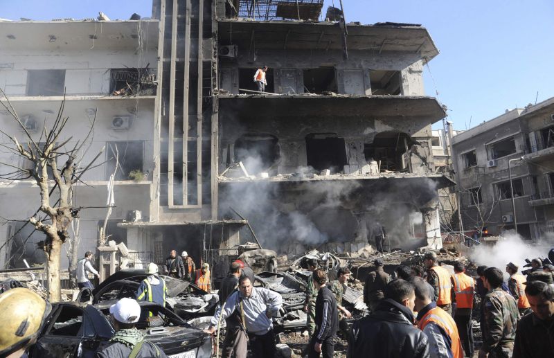 Prédio danificado com as explosões ocorridas em Damasco, atribuídas pelo governo sírio a grupos terroristas | Khaled al-Hariri/Reuters