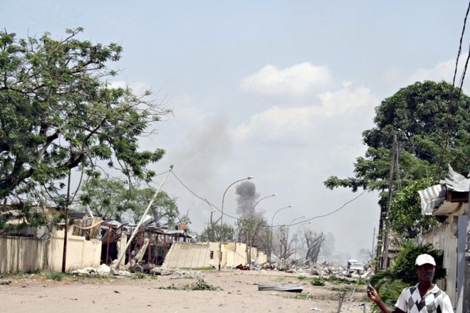 Série de explosões, que começou em um depósito de armas, destruiu o bairro de Mpila, na capital do Congo: 200 mortos e 1.500 feridos | Guy Gervais Kitina/ AFP