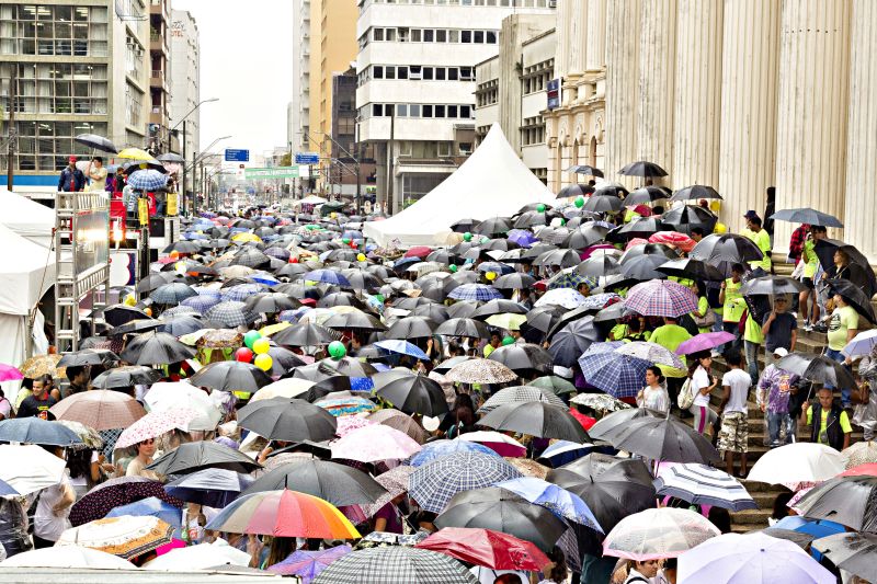 R$ 1.748 é o salário pago aos professores do Paraná com ensino superior para uma jornada de 40 horas. Os docentes querem que o reajuste de 22,22% aplicado ao piso nacional seja estendido às demais faixas salariais | Diego Pisante/ Gazeta do Povo